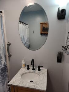 Koupelna v ubytování Moose Riverside Bungalow 3BR Home Old Forge NY
