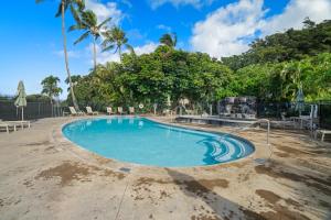 una piscina en un resort con palmeras en Kauai The Palms at Poipu Kai 1752 by Coldwell Banker Island Vacations, en Koloa
