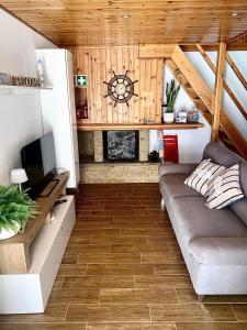 Una sala de estar con un sofá y una chimenea. en La Villetta, en Torvaianica