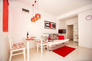 una sala de estar con un sofá y una mesa en KlubNika, en Budva