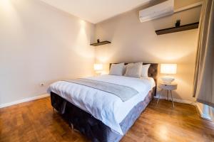 En eller flere senge i et værelse på Maison Eleven Central 2-Bedroom Apartment with Balcony and Private Parking