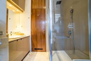 Et badeværelse på Maison Eleven Central 2-Bedroom Apartment with Balcony and Private Parking + 11 billeder