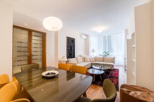 Et opholdsområde på Maison Eleven Central 2-Bedroom Apartment with Balcony and Private Parking