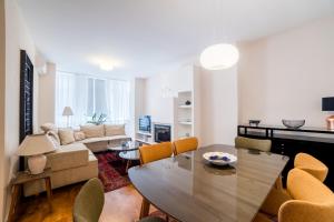 Et tv og/eller underholdning på Maison Eleven Central 2-Bedroom Apartment with Balcony and Private Parking