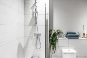 ein weißes Badezimmer mit Dusche und Toilette in der Unterkunft Central Castle House in Norwich