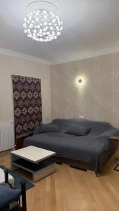 ein Schlafzimmer mit einem Bett und einem Kronleuchter in der Unterkunft Guest House at Old Tbilisi in Itʼkhvisi