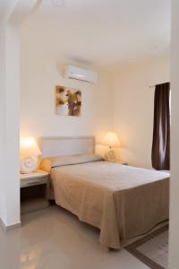 カンクンにあるSaules Sueñoのベッドルーム1室(ランプ2つ付)