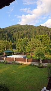 En generel udsigt til bjerge eller udsigt til bjerge taget fra pensionatet