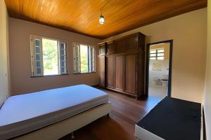 Giường trong phòng chung tại Casa de campo na Fazenda Vale Alpino +62 ảnh