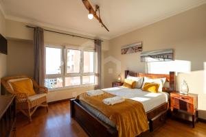 Un dormitorio con una cama grande y una ventana. en Casa de S Sebastiao by ACasaDasCAsas, en Ericeira