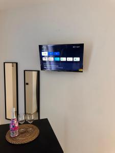 TV a/nebo společenská místnost v ubytování Dalyrooms suite