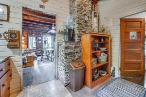 Η κουζίνα ή μικρή κουζίνα στο Peaceful Lakefront Maine Cabin with Sunset Views +18 φωτογραφίες