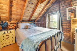 Ένα ή περισσότερα κρεβάτια σε δωμάτιο στο Peaceful Lakefront Maine Cabin with Sunset Views