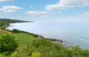 レネにあるBeach Front Home In Rønne With Wifiの断崖からの海の眺め