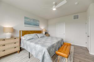 Katil atau katil-katil dalam bilik di 6 Mi to Bethany Beach Pet-Friendly Home with Yard! +30 gambar