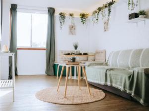 Un dormitorio blanco con una cama y una mesa. en 1BR Apartment with Free Parking near Perth CBD, en Perth