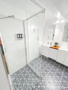 un baño con ducha y lavabo en 1BR Apartment with Free Parking near Perth CBD, en Perth 16 fotos más