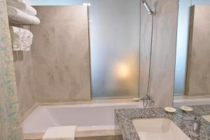 A bathroom at Hotel Parami