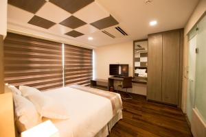 A bed or beds in a room at Hotel Parami
