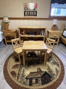 オールドフォージにあるRyder's Lodgeのテーブルと椅子、ラグが備わる客室です。