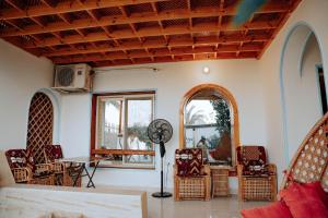 Posezení v ubytování Tranquil Villa in Fayoum Private Pool Garden Lake Access