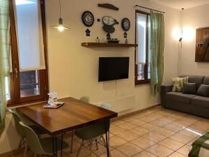 TV a/nebo společenská místnost v ubytování Casa e Giardino Relax in Crema