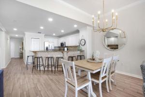 Η κουζίνα ή μικρή κουζίνα στο Spanish Key 504 next to Flora-Bama Sleeps 8