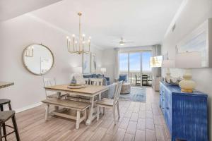 Η κουζίνα ή μικρή κουζίνα στο Spanish Key 504 next to Flora-Bama Sleeps 8