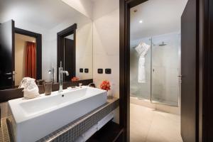 Kylpyhuone majoituspaikassa Hotel Indigo Turin, an IHG Hotel