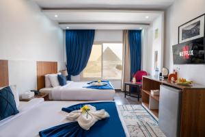Postel nebo postele na pokoji v ubytování Hayat Pyramids View Hotel