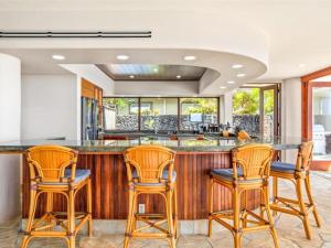 une cuisine avec un grand îlot et des tabourets de bar dans l'établissement Blue Water, à Kailua-Kona 43 autres photos