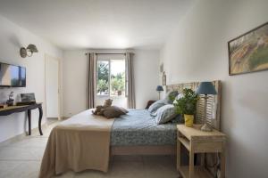 Un dormitorio con una cama con un osito de peluche encima. en Villa la quietude, en Saint-Cézaire-sur-Siagne