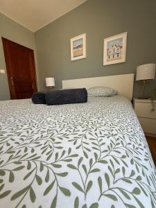 Schlafzimmer mit einem Bett mit einer weißen und grünen Tagesdecke in der Unterkunft La Plénitude face à la mer in Dunkerque + 77 Fotos