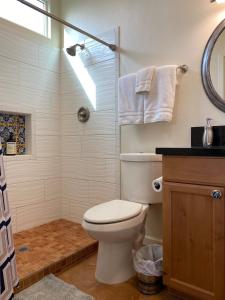une salle de bain avec des toilettes blanches et une douche dans l'établissement Desert Retreat -Quiet-Mountain views-hiking-golfing, à Tucson 19 autres photos
