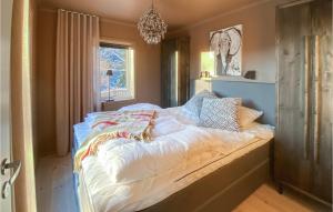 Rúm í herbergi á 3 Bedroom Gorgeous Home In Ullared
