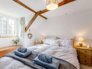 Postel nebo postele na pokoji v ubytování 2 Bed in Polyphant 85912