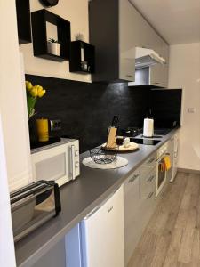 Kuchyňa alebo kuchynka v ubytovaní Apartman M - sa dvije spavaće sobe