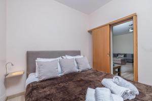 a bedroom with a large bed with towels on it at Beauty of Sunset in Orthoniaí