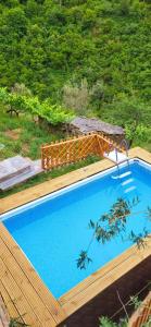 a large swimming pool with a wooden deck at Casa do Salgueirinho in Casal do Rei