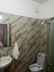 Vila Vitoria في Shëngjin: حمام مع حوض ومرحاض ومرآة