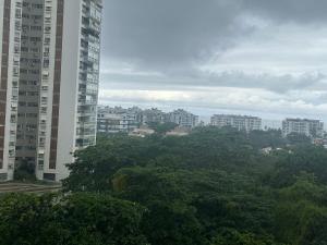 vistas a una ciudad con edificios altos y árboles en Mediterrâneo Fantastic, en Río de Janeiro