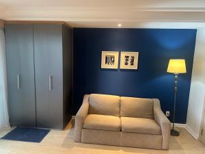 Una sala de estar con un sofá y una pared azul. en Mediterrâneo Fantastic, en Río de Janeiro 1 foto más