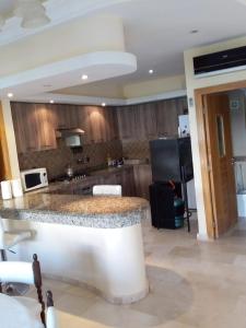 Η κουζίνα ή μικρή κουζίνα στο Magnificent Luxury Beach Villa in Savannah Beach