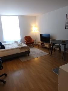 una camera da letto con un letto, una tv e un tavolo di Studio at famous Storchengasse - Stork 44 a Zurigo