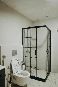 a bathroom with a shower and a toilet in it at Yege Villa Bungalov in Çamlıhemşin +26 photos