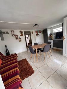 a dining room and kitchen with a table and chairs at La Kaza Tresor - Appartement T2 spacieux avec jacuzzi privé in Sainte-Anne +15 photos