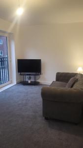 TV a/nebo společenská místnost v ubytování Contemporary 3-Bedroom Home Quiet Rotherham Location with Parking