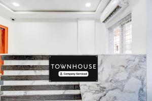 un vestíbulo con un letrero para wow casa y consejo de empresa en Super Townhouse JP Nagar Miyapur, en Hyderabad
