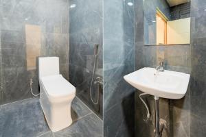 un baño con inodoro y lavabo en Super Townhouse JP Nagar Miyapur, en Hyderabad