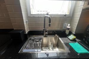 Η κουζίνα ή μικρή κουζίνα στο Loft Executivo Moderno com Garagem - Coração do Gonzaga +11 φωτογραφίες